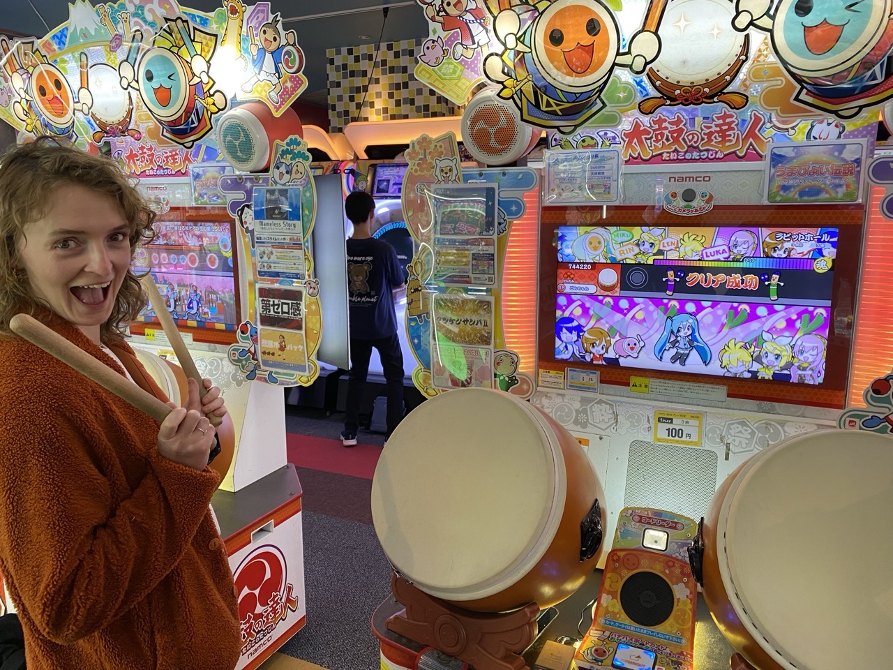 Lucy playing Taiko no Tatsujin