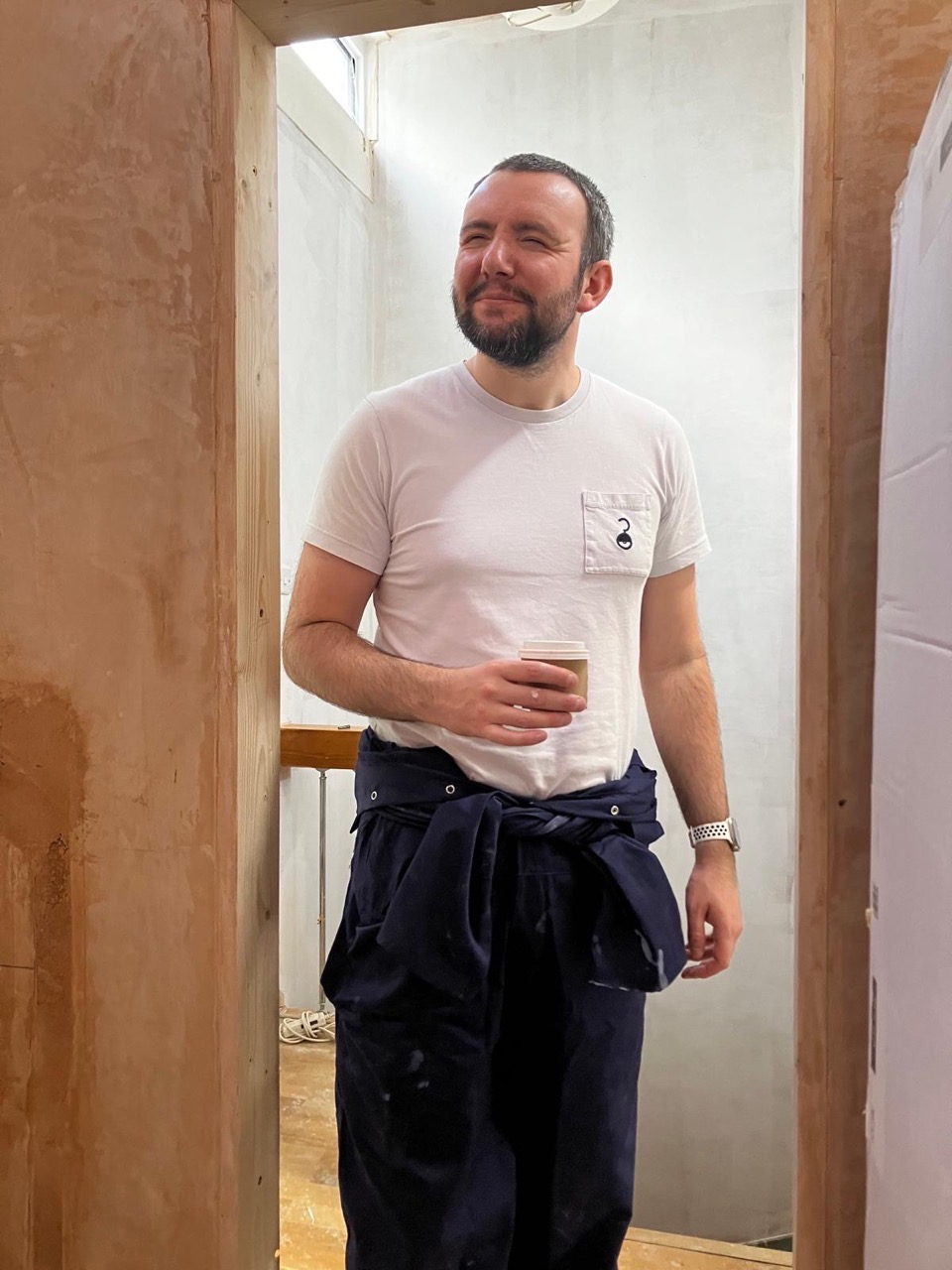 Is me in a boiler suit with it tied round my waist holding a coffee and sort of squinting like what Jim does.